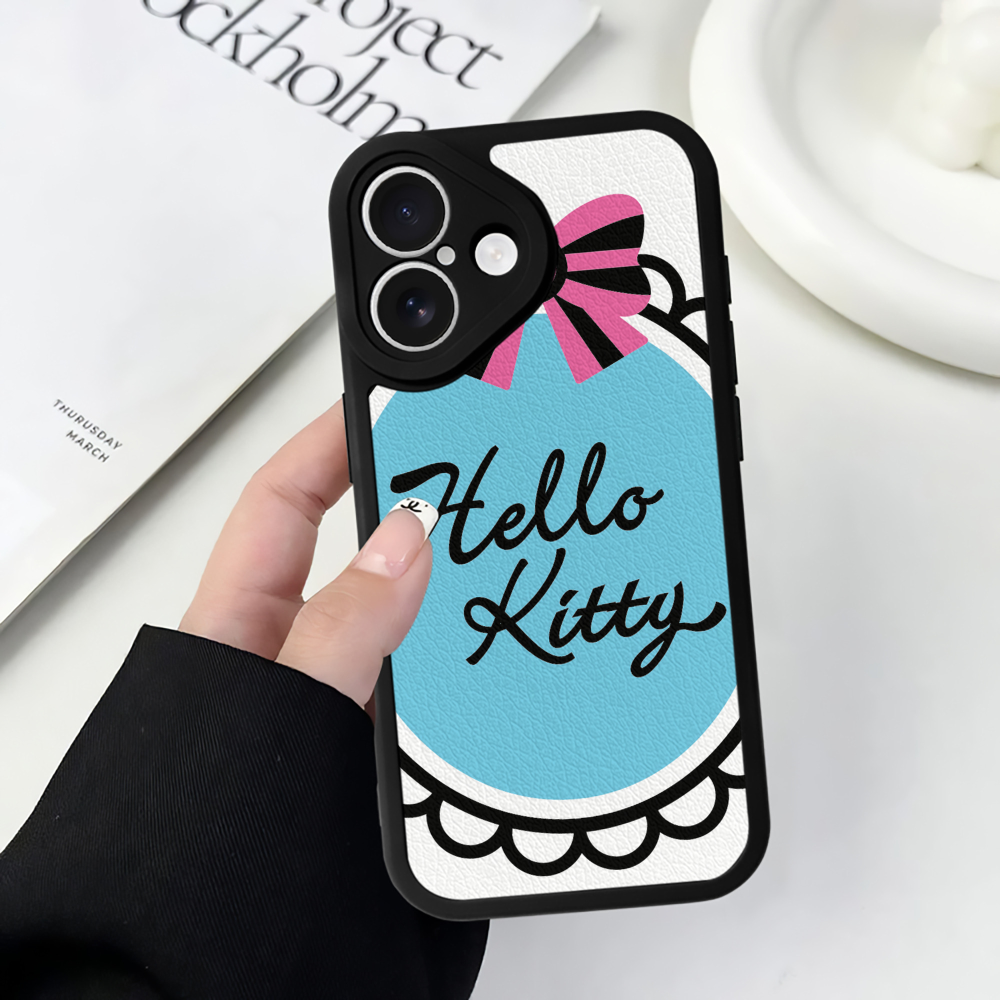 （画像用） Hello Kitty ハローキティ 【iPhone 16シリーズ対応】シリコンスマホケース（レザー調） 材質：シリコン